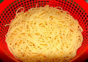 cach-lam-mi-spaghetti-don-gian-1