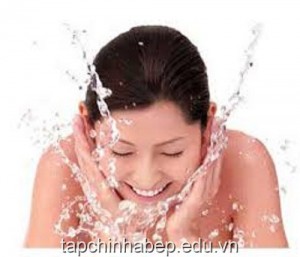 cach-cham-soc-da-nhon-dung-cach-khi-thoi-tiet-nom-am-2