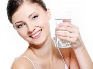 chăm sóc da mặt bằng cách uống nước nhiều